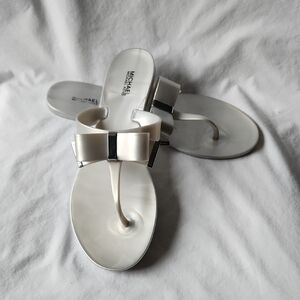 MICHAEL KORS Thong Sandal Jelly Silver w/Chrome Bow 
